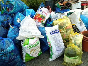 마을주변의 쓰레기를 청소한 동산리 주민들.