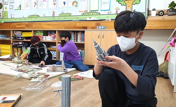 융합교육에 뛰어든 속리초 학생들이 놀이기구와 건축물을 만들고 있다.