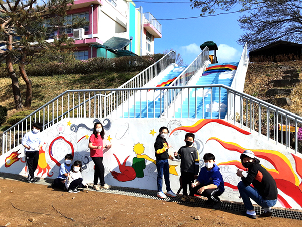 회남초 학생들이 학교 계단에 벽화를 그러넣고 있다.