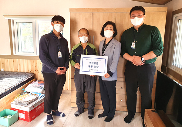 고은자 보은군실버복지관장이 주택화재 피해자를 찾아 후원물품을 전달하고 있다.