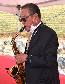 박성수 회장이 색소폰 연주를 하고 있다.