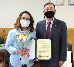 연규영 교육장이 손주희 보은군학교학부모연합회 감사에게 교육감상을 전달하고 있다.