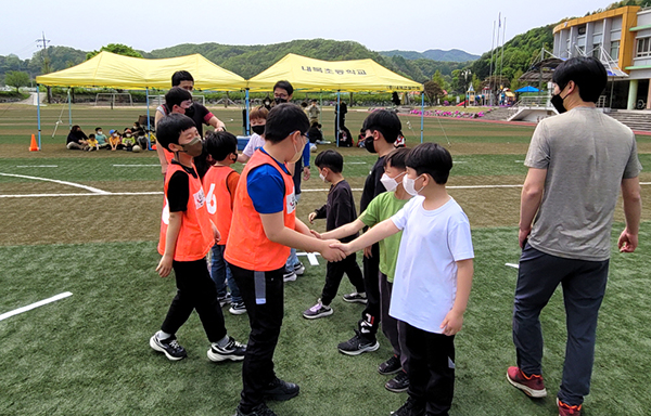 내북초 학생들이 봄빛데이 행사의 일환으로 축구경기를 시작하고 있다.
