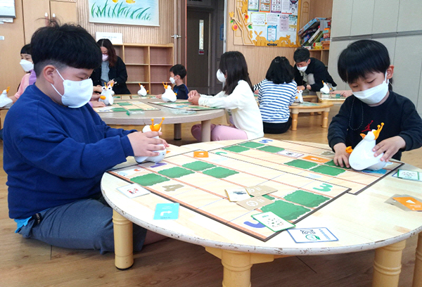 탄부초 학생들이 코딩봇과함께하는 꼼지락 놀이마당을 즐기고 있다.