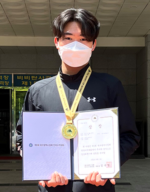 제5회 대구광역시장배 전국사격대회 화약총에서 개인전 금메달을 차지한 사격부 김완희 선수.