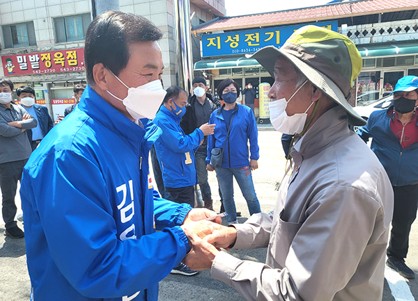 유권자와 손을 잡고 정담을 나누는 김응선 예비후보.