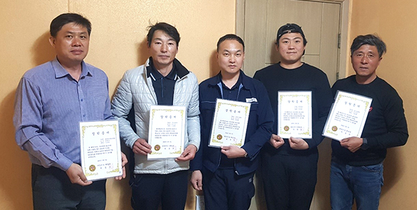 박종만씨가 해병대를 전역한 후배들에게 장학금을 전달했다.