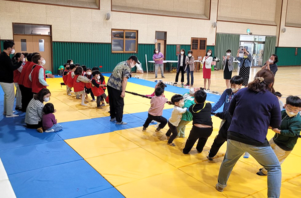 내북초 학생들이 어린이날 행사의 일환으로 줄다리기를 하고 있다.