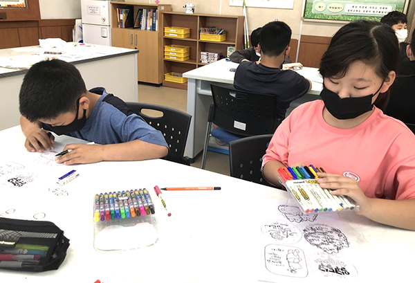 학교 프로그램에 차여한 학생들이 그린을 그리며 자존감과 인성을 향상시키고 있다.