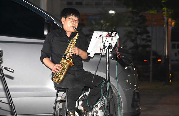 민장근 색소폰 연주모습.