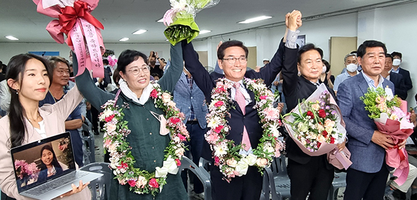윤건영 충북도교육감 후보가 당선 세리머니를 하고 있다. 사진 왼쪽부터 큰딸 지섭 양, 부인 하정혜 여사, 윤건영 당선인, 심의보 총괄선대위원장, 김진균 총괄선대위원장.
