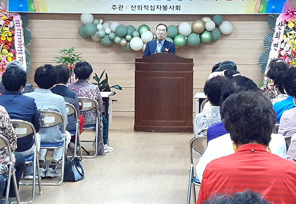 산외노인대학 입학식에 참여한 정상혁군수가 인사를 하고 있다.