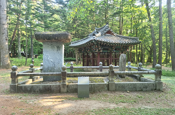 좌측부터 속리산 법주사 위치한 벽암대사비와 봉교비의 모습.