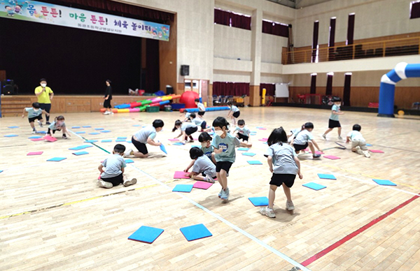 동광초유아들이 색깔판 뒤집기 경기를 펼치며 즐겁게 뛰고 있다.
