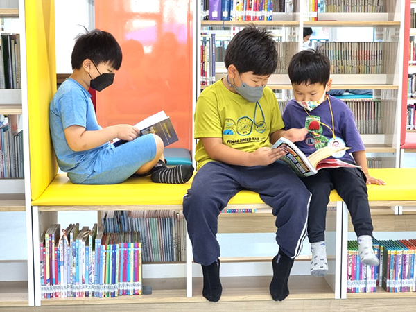 산외초 학생들이 보은교육도서관을 방문해 독서삼매경에 빠져있다.