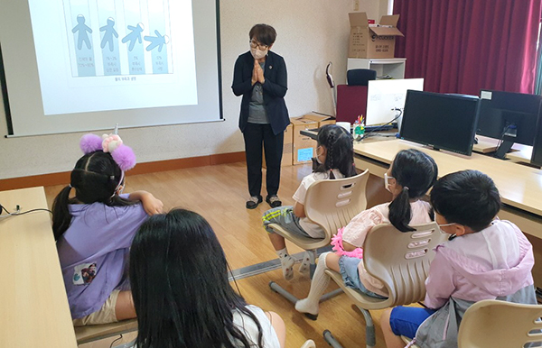 수한초를 찾은 네트워크 강사가 탄소중립의 소중함을 기르치고 있다.