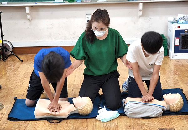 임은경 응급처치전문강사가 동광초등학교 학생들에게 심폐소생술을 가르치고 있다.