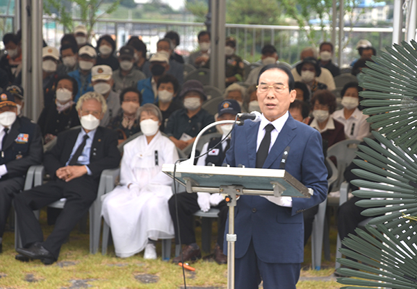 정상혁 군수가 현충일 추념식에서 추념사를 통해 호국영령의 넋을 기리고 있다.