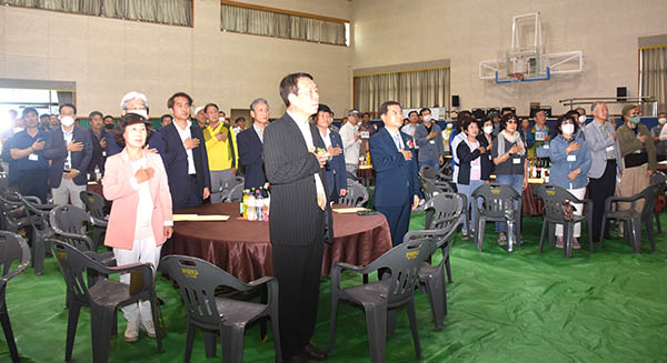보덕중학교 강당이 만원을 이룬 가운데 동문회원들이 국민의례를 갖고 있다.