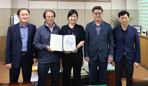 보은경찰서에서 남보은농협을 방문해 감사장을 전달하고 있다.
