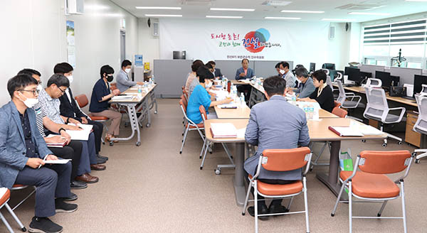 최재형 군수 당선인과 김수백 인수위원장 등 인수위원들이 업무보고를 받고 있다.