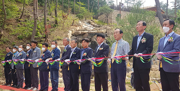 우국이세촌 시공사인 보은군산림조합 강석지 조합장, 연규영 보은교육장, 정상혁 군수, 구상회 보은군의장 등이 준공기념 테이프 커팅을 하고 있다.