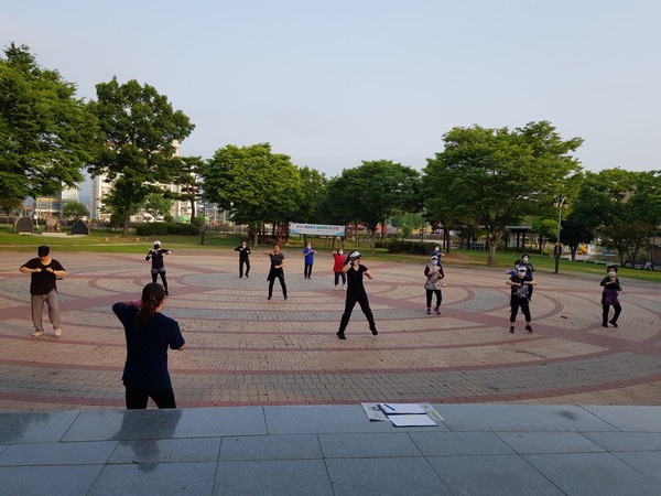 체조교실 회원들이 문화원앞 체육공원에서 체조를 하고 있다.