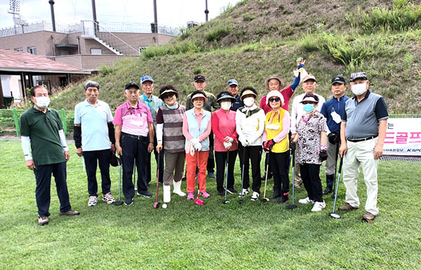 그라운드골프 취미교실 수강생들이 만족을 표하고 있다.