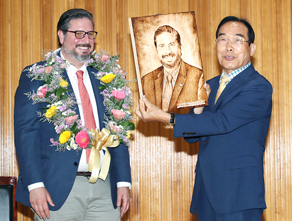 정상혁 군수가 아디 카사키안 LA카운티 글렌데일 시장에게 국가무형문화재 낙화장으로 인정받은 보은의 자랑 김영조 장인의 작품을 보은방문 기념으로 전달하고 있다.