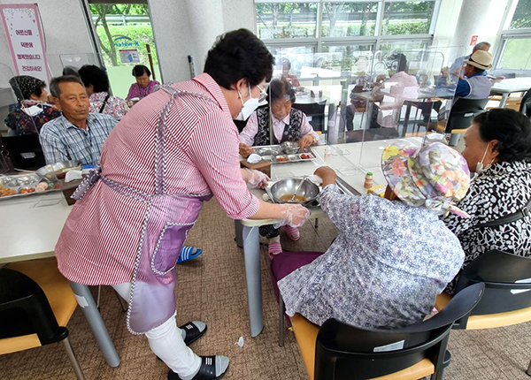 故류인옥 어르신의 자녀들이 대청댐노인복지관에서 고인을 추모하고 이웃에게 감사 인사를 전하고자 대청댐노인복지관을 이용하는 모든 어르신을 위한 후원과 자원봉사활동을 하고 있다.