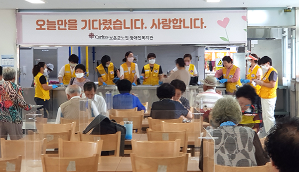 부녀적십자봉사회 회원들이 급식봉사를 하고 있다.
