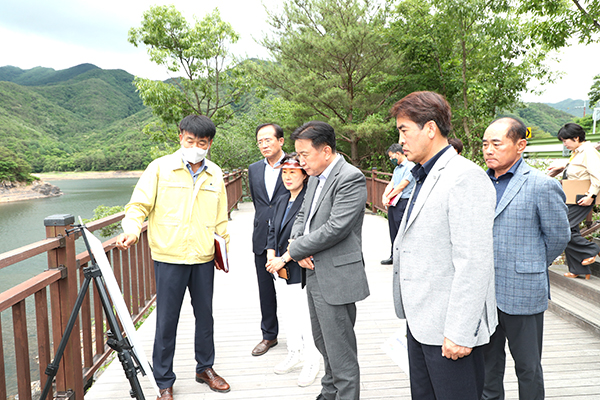 김영환 충북지사 당선인이 보은을 방문, 최재형 당선인과 박경숙 당선인, 김수백 군수직 인수위원장 등과 함께 비룡저수지 등을 둘러보고 군 관계자로부터 현황을 청취하고 있다.