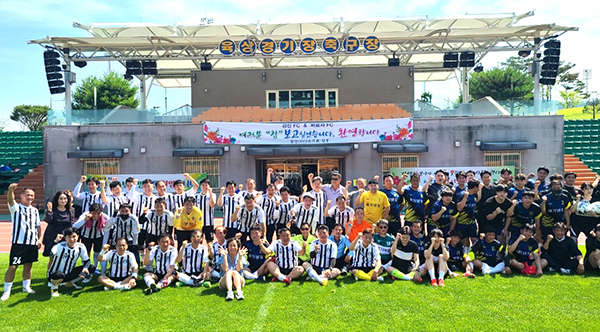 친선경기를 마친 보은삼산FC·부천강신FC·부천바르자FC 선수들이 경기를 마치고 화합을 다짐하고 있다.