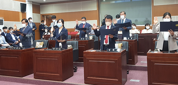 9대 보은군의회 의원들이 4일 본회의장에서 의원 선서를 하고 있다. 왼쪽부터 이경노 부의장, 장은영 행정운영위원장, 성제홍 산업경제운영위원장, 김도화 의원, 윤석영 의원, 김응철 의원, 윤대성 의원.