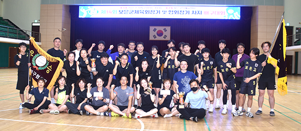 우승을 차지한 ‘드림팀’ 선수들을 비롯한 참가팀 선수들이 더욱 화합할 것을 다짐하며 화이팅을 외치고 있다.