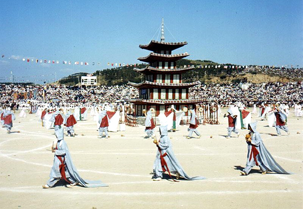 사진은 1970년 법주사 팔상전에서 탑돌이를 펼치는 모습.