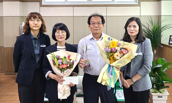 남보은농협 박순태 조합장과 이은미 마로지점장(좌측 두 번째)이 수상을 기념하고 있다.