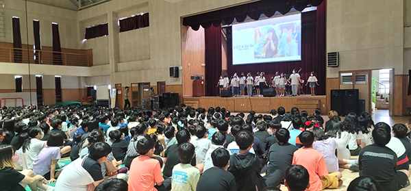 동광초 학생과 학부모들이 방학맞이 콘서트를 감상하며 힐링의 시간을 갖고 있다.