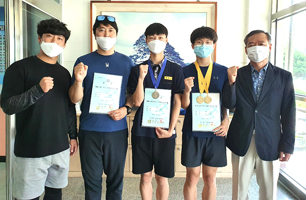 2020년 전국 중·고 육상경기대회에서 금메달을 차지한 조민우(우측 두 번째) 선수