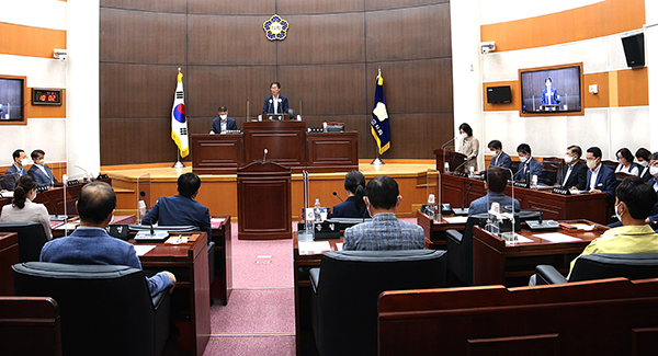 보은군의회 본회의장에서의 임시회가 열리고 있다.