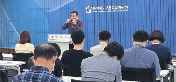 오는 28일로 정년퇴임하는 연규영 교육장이 직원들에게 달콤한 하모니카 연주를 들려주고 있다.