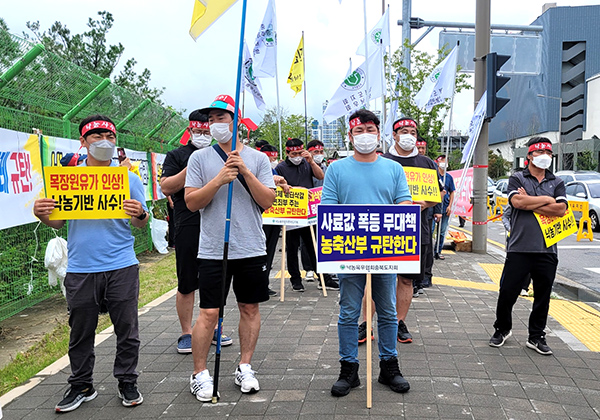 충북낙농육유협회 회원들이 빙그레우유 앞에서 우유값 보장을 요구하는 집회를 하고 있다.