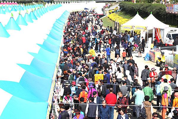 4년전인 2018년 보청천하상에 마련된 보은대추축제 판매장에 방문객이 빼곡하다.