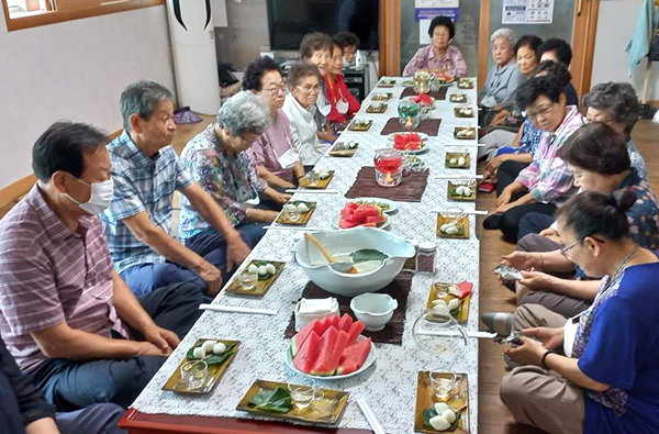 보은읍 장신1리 노인들이 과일과 차를 놓고 ‘건강차 장수교실’을 끝내고 있다.