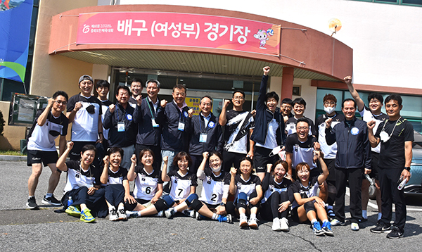 배구여자부 옥천과의 경기에서 역전승한 보은군 선수단과 일행이 이를 자축하고 있다.