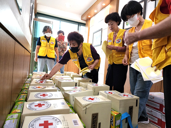 대원적십자봉사회 봉사원들이 정성껏마련한 선물세트에 적십자스티커를 붙이고 있다.