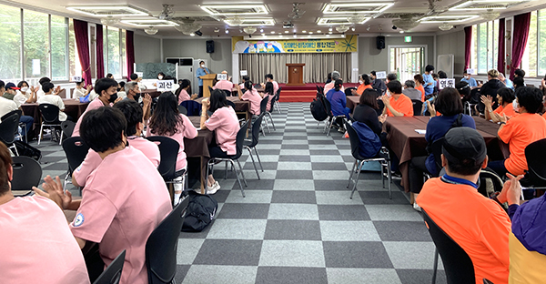 충북지역 동남4군 장애우와 비장애우가 통합캠프를 시작하고 있다.