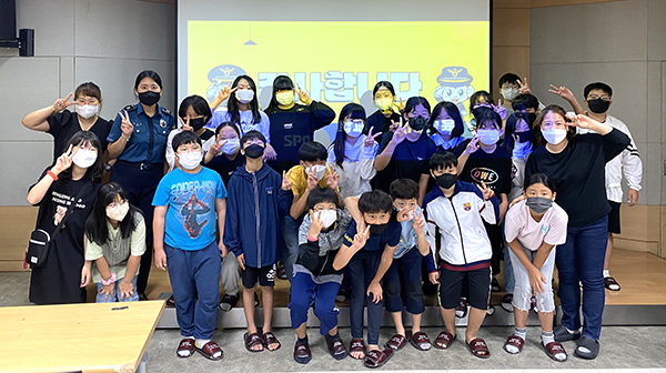 변수민 보은경찰서 학교전담경찰관이 교육을 마치고 학생들과함께 폭력없는 학교를 다지고 있다.