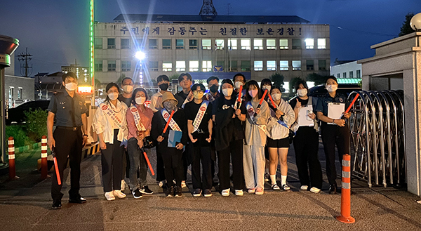 청소년육성회와 청소년참여정책자문단이 야간순찰에 나서고 있다.
