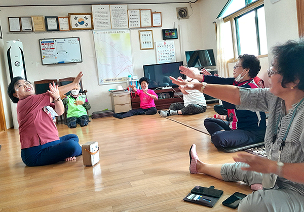 김신선 강사가 동산리경로당을 찾아 건강체조를 가르쳐주고 있다.